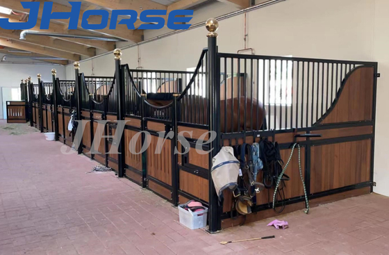 O cavalo europeu de madeira do HDPE de bambu para a altura de Front Panel Stables 7.2ft