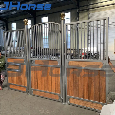 Os painéis da tenda do cavalo fronteiam jogos estáveis do celeiro da casa pré-fabricada das portas do equipamento equino