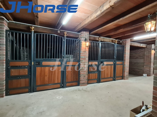Pó moderno o cavalo provisório revestido para com facilidades do embarque