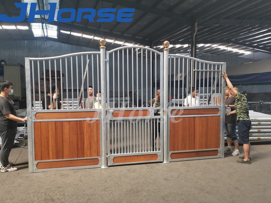O cavalo europeu exterior de bambu para os estábulos portáteis