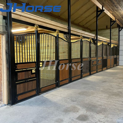 A tenda portátil exterior do cavalo fronteia planos móveis das ideias dos estábulos