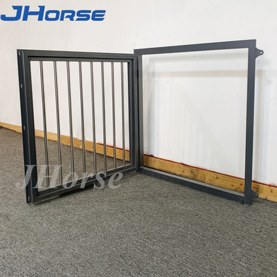 Barraca de aço pré-fabricada com enchimento de bambu para cavalos porta de celeiro com dobradiças janelas personalizadas