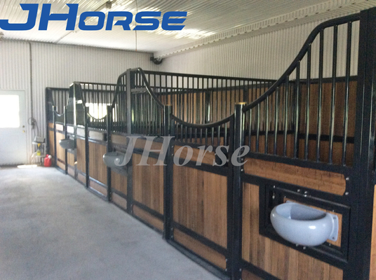 O cavalo europeu das construções equestres para a contração de estábulos do cavalo