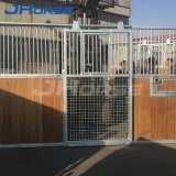 Projeto de madeira do celeiro de cavalo dos jogos da parte dianteira da tenda do cavalo do metal soldado do estábulo