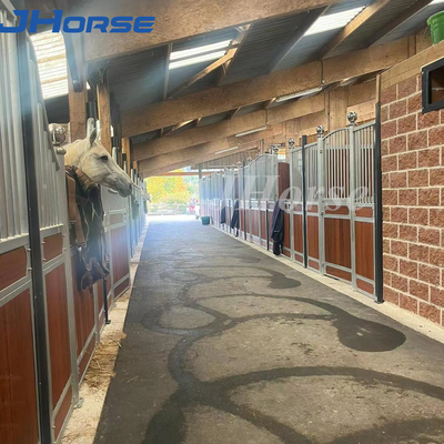 Galvanizado a quente Estaleiros de cavalos europeus Estrutura de aço leve ao ar livre