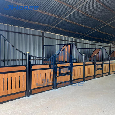 Estaleiros de cavalo modulares personalizados Aço Q235 Q235B e materiais de madeira resistentes a intempéries