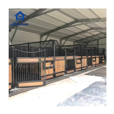 Estaleiros de cavalos europeus personalizáveis em diferentes alturas resistentes às intempéries com portas giratórias ou deslizantes