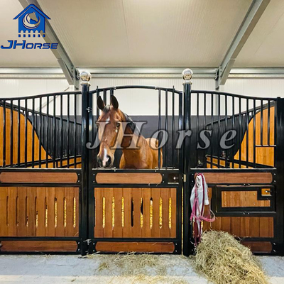 Estaleiros de cavalos modulares com enchimentos de bambu / pinheiro Estaleiros de cavalos europeus