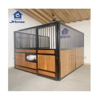 Portas balançantes de aço e de bambu